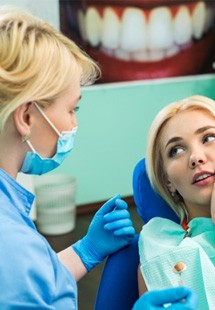 patient visiting dentist for periodontal emergency 